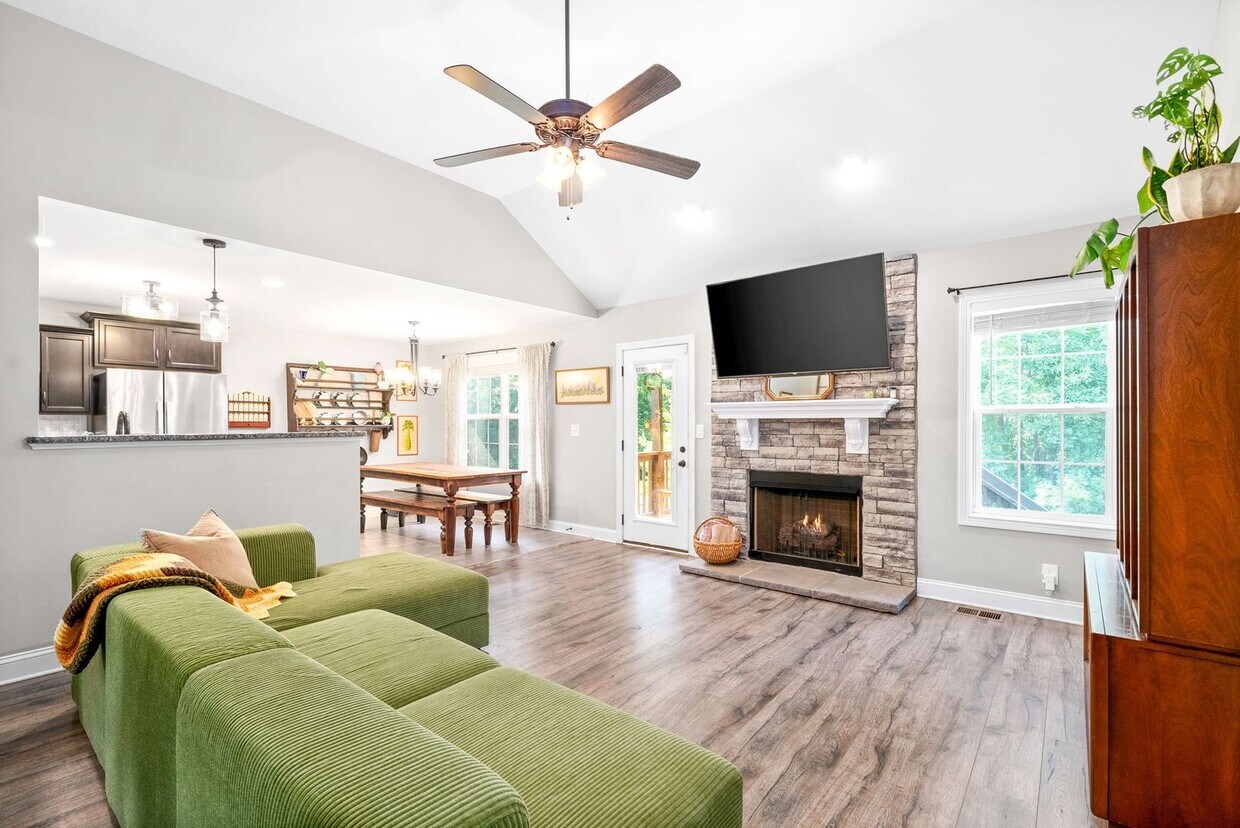 Foto principal - Fish, Swim or Canoe from your backyard! Beautiful 3 bed 2 bath with large Fenced in backyard!