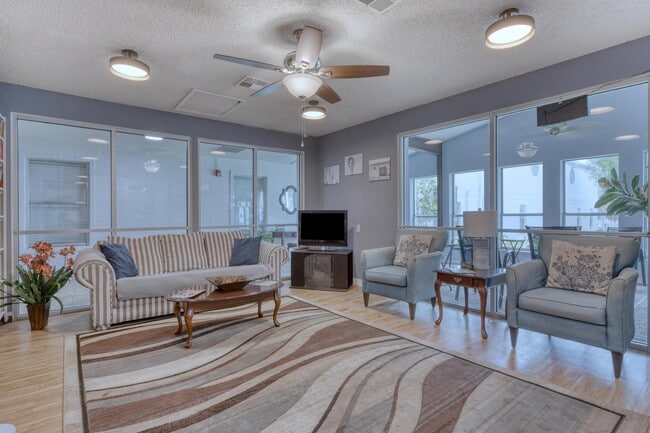 Building Photo - Silver Oaks Villas