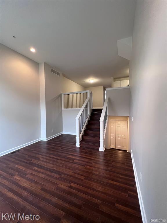 Building Photo - 131 E Bay Dr