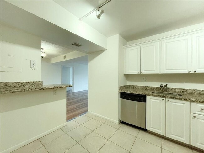 Building Photo - 711 N Pine Island Rd