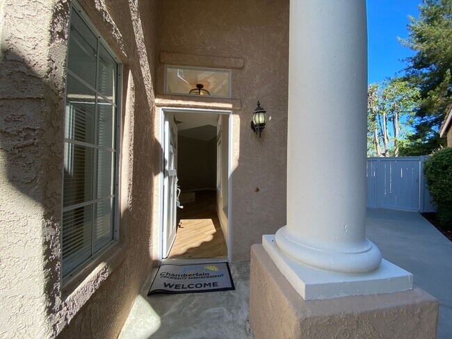 Building Photo - Beautiful 2 Bed/2 Bath Shadowridge Home