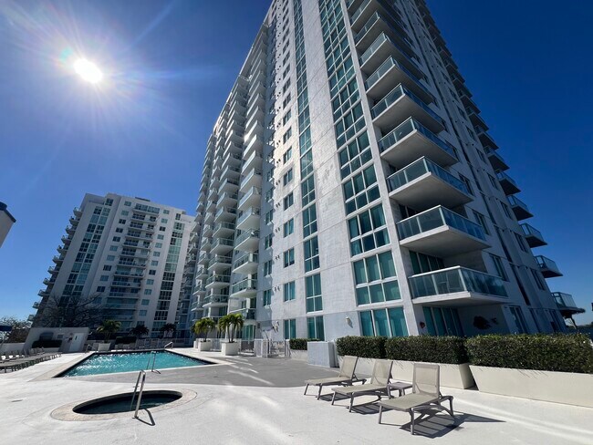 Foto del edificio - 1861 NW South River Dr