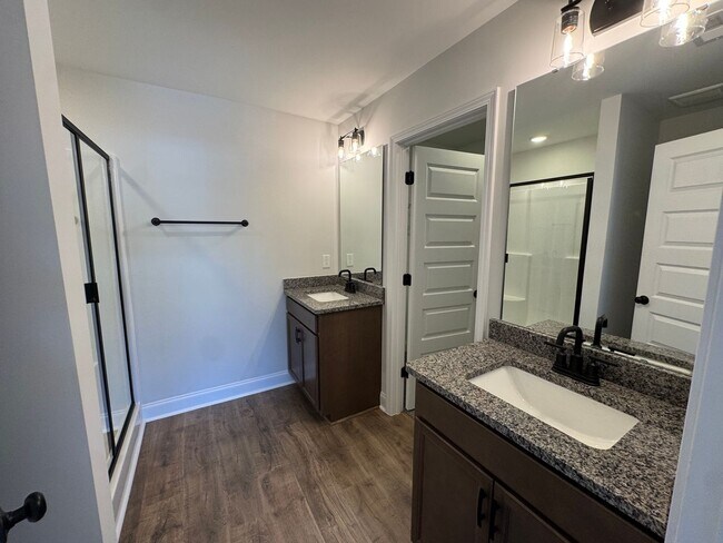Building Photo - MOVE IN READY -3 Bed, 2.5 Bath 1 car garag...