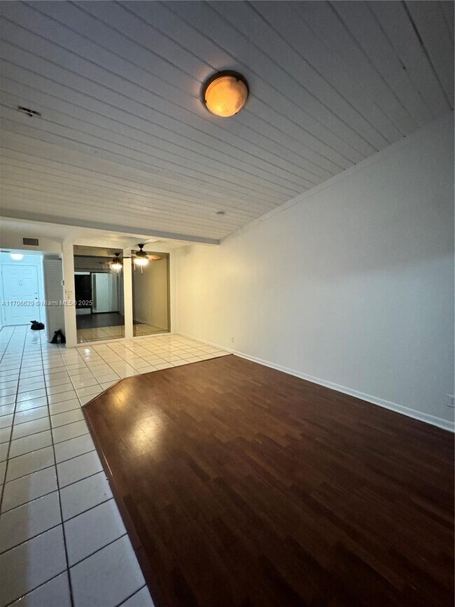 Foto del edificio - 8773 Shadow Wood Blvd