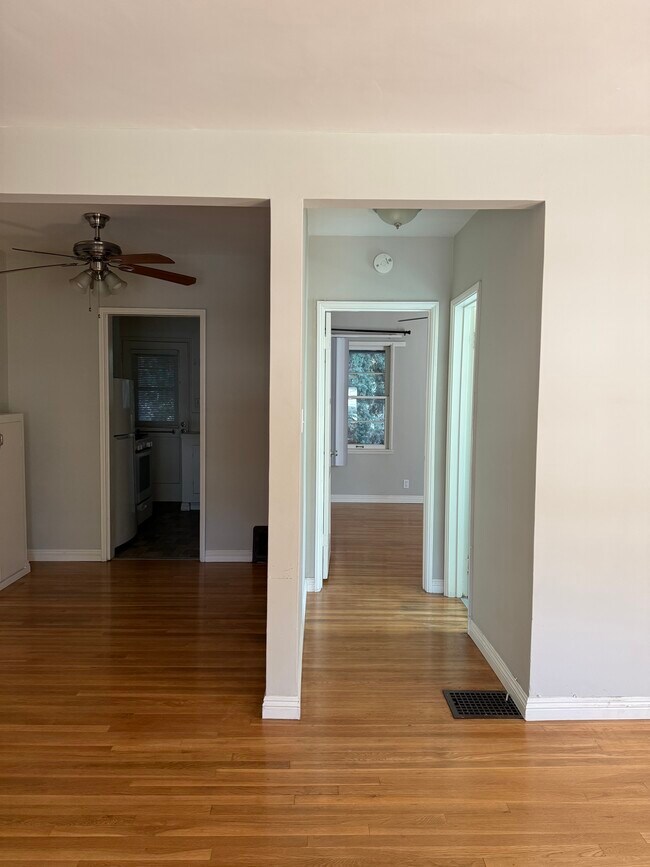 comedor y salón - 442 S Euclid Ave