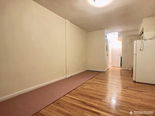 Building Photo - 260 W 27th St