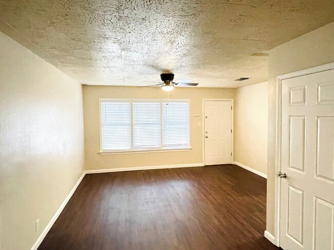 Building Photo - 5905 Hugo Dr