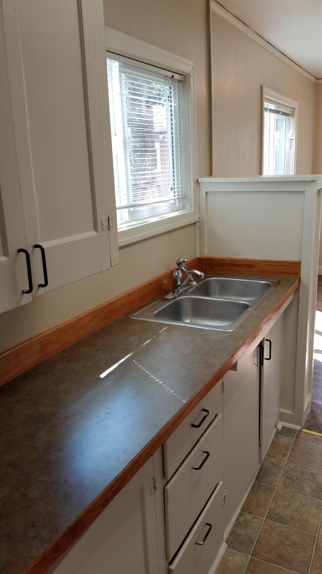Building Photo - Downtown Cottage -- Application Pending!