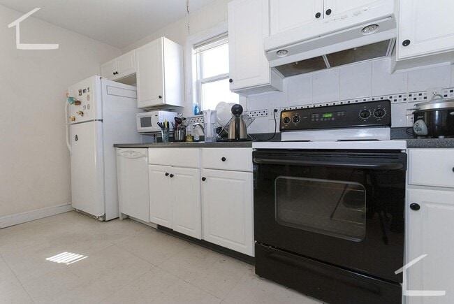 Building Photo - 2 bed neaar BU