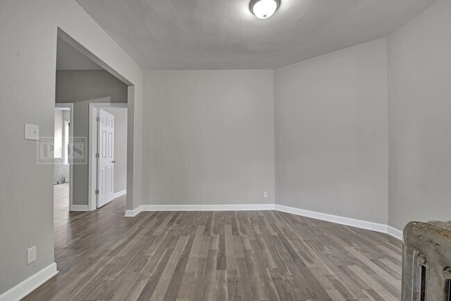Building Photo - 832 E Hyde Park Blvd