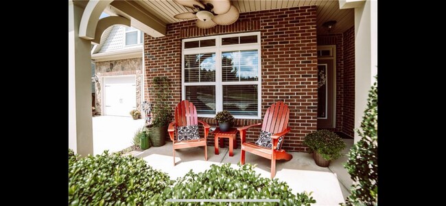 Front Porch - 313 Thornhill St