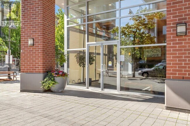 Photo du bâtiment - 400-400 Capilano Rd