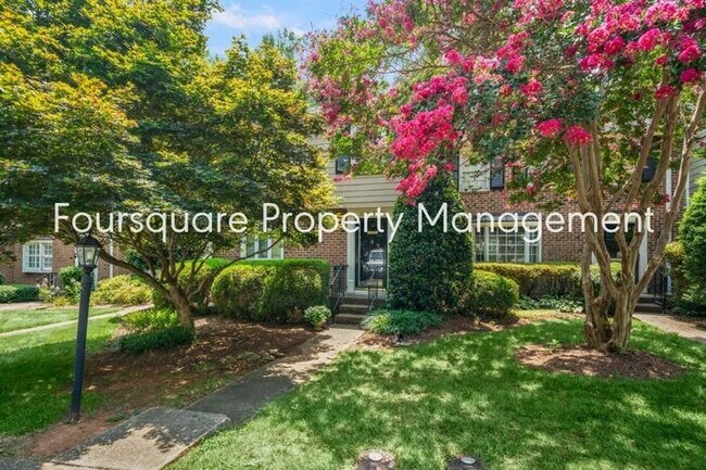 Building Photo - Town Home | Basement with Full Bedroom and...