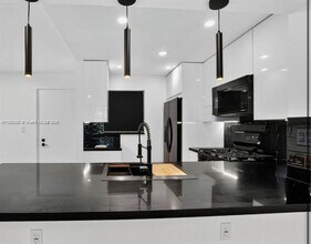 Building Photo - 13020 SW 92nd Ave