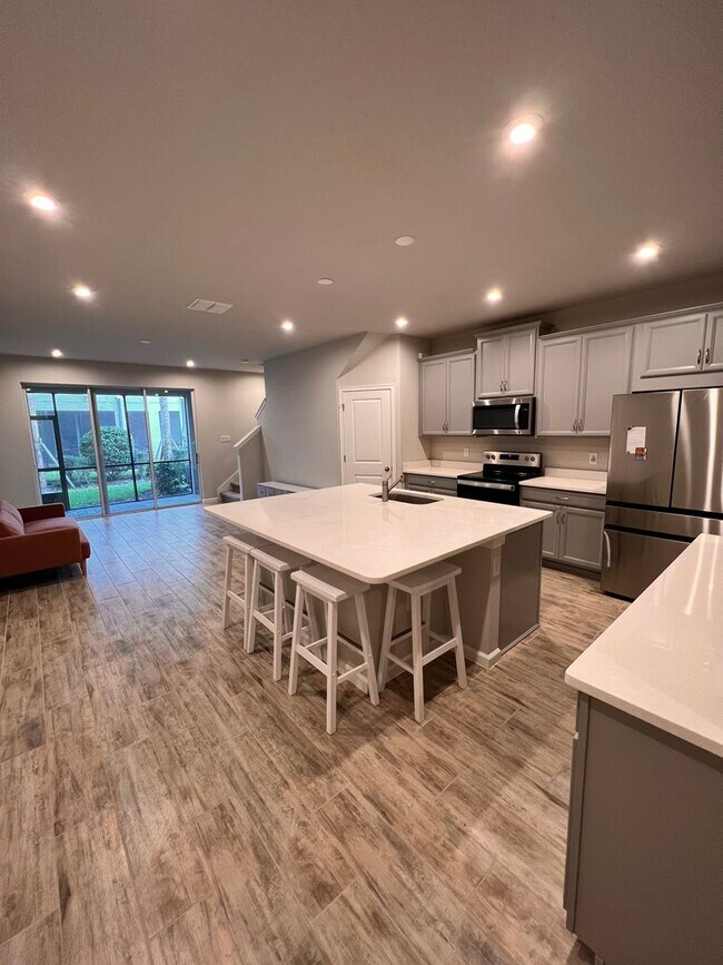 Building Photo - 3 bedroom, 2.5 bathroom Townhome in Parkvi...