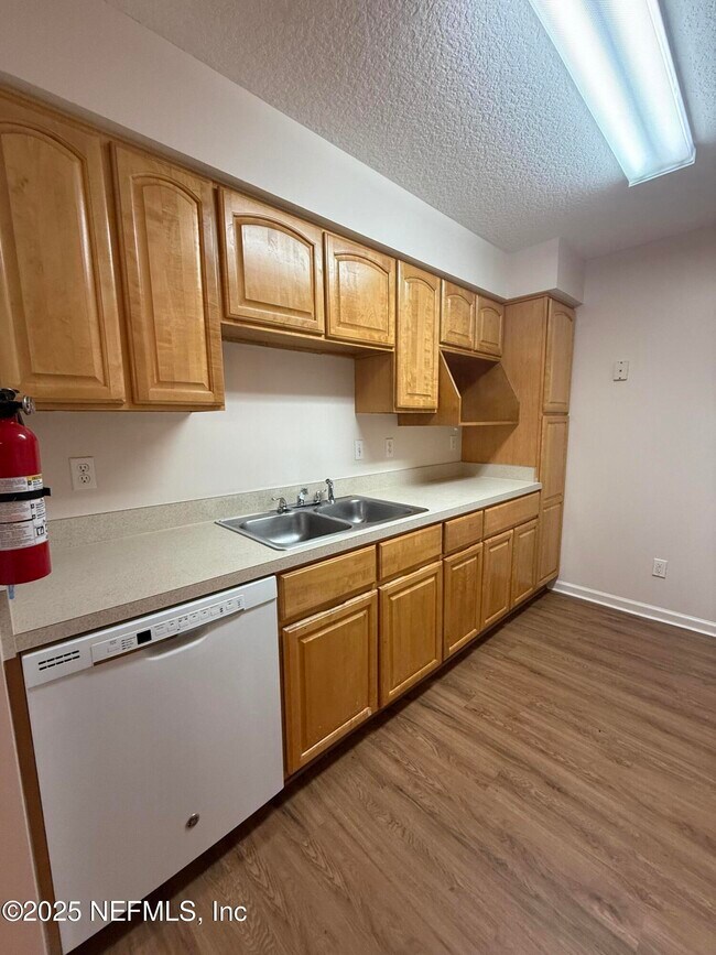 Building Photo - 702 Meadowbrook Dr