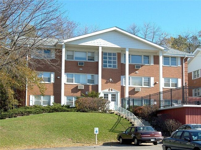 Building Photo - 225 Country Club Dr