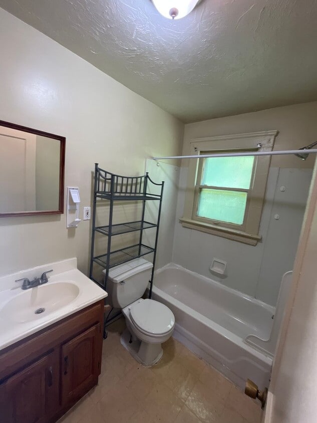 Building Photo - 3bd Single Cash Pay/Section 8