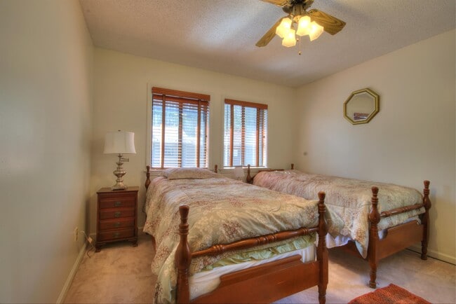 Foto del edificio - 49 Lake Dr