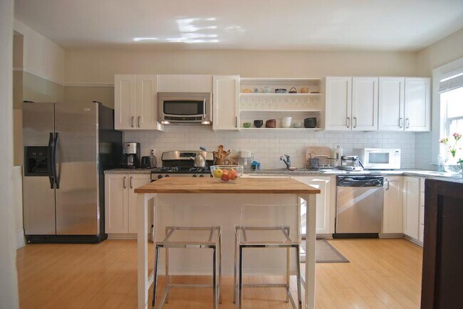 Building Photo - Modern and Cozy Victorian Condo with Backyard