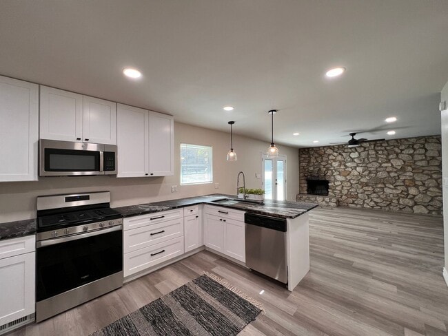 Building Photo - ***AVAILABLE NOW!!!***Newly Renovated Home...