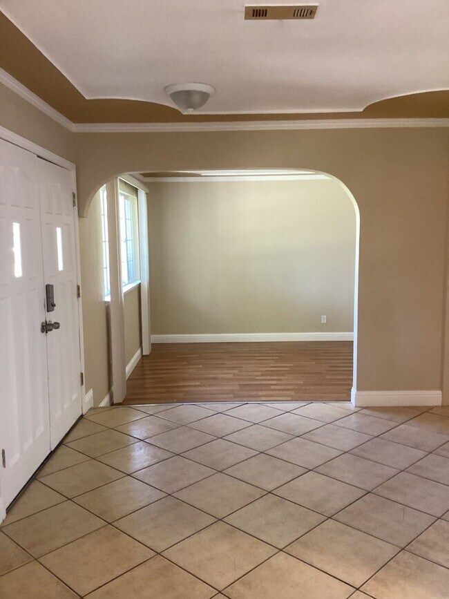 Building Photo - MOVE IN SPECIAL $300 OFF 1st month's Rent ...