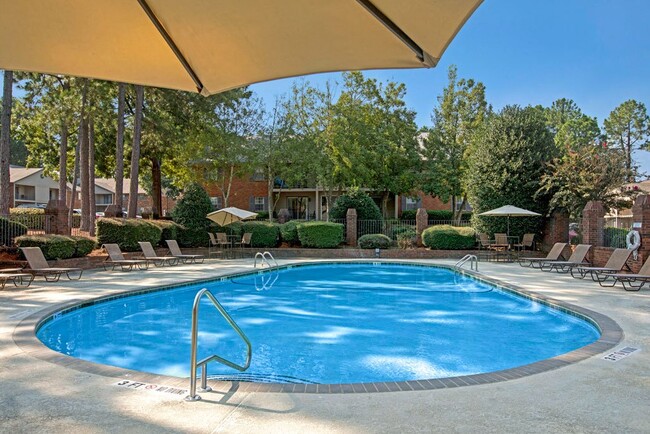 Piscina y terraza estilo centro turístico - Pinewood at National Hills Apartments