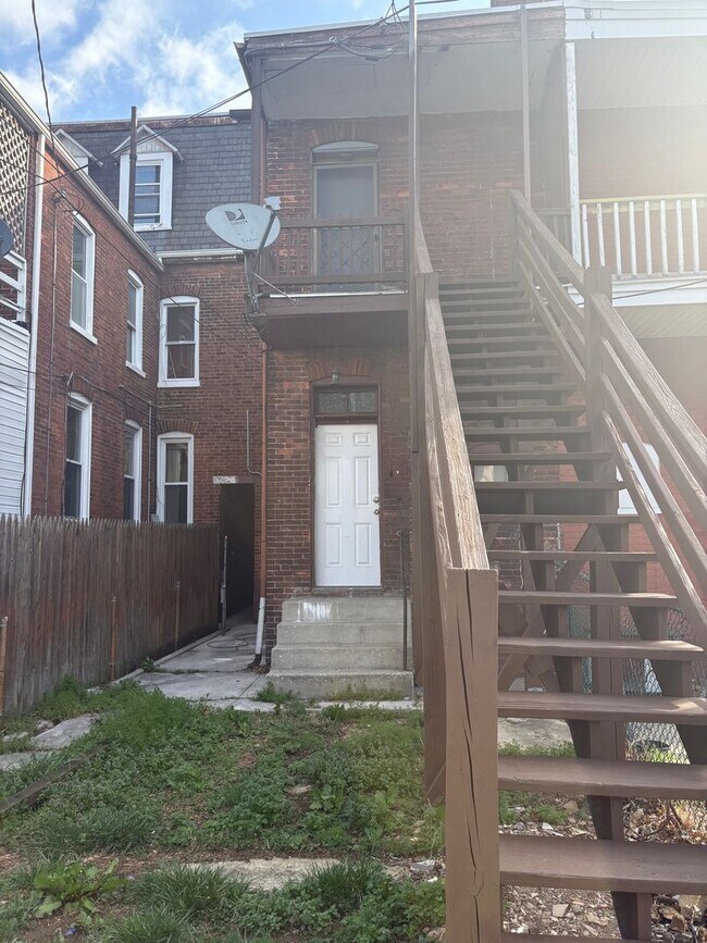 Foto del edificio - New Price Reduction! 3 Bedroom 2nd/3rd Flo...