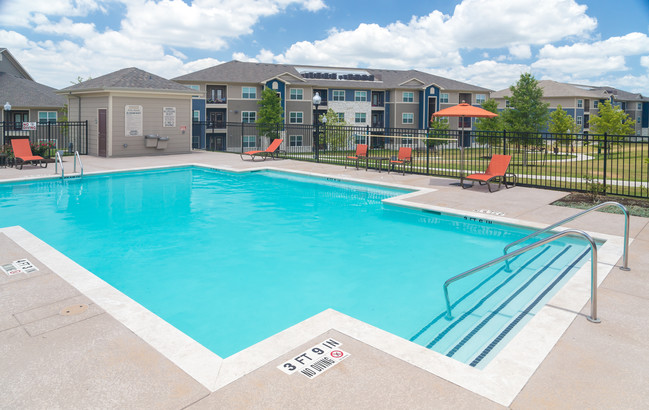 Vista a la piscina - The Pointe at Benwhite