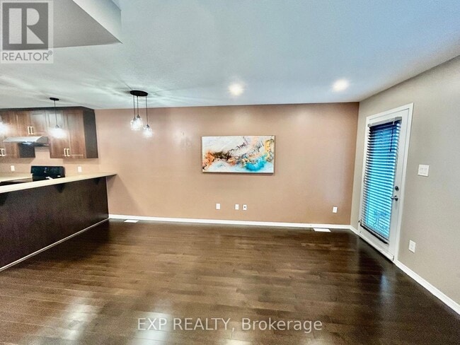 Building Photo - 208-208 Shanly Private