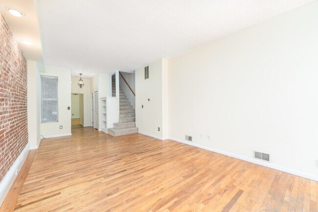 Building Photo - 1202 S. Clinton St./3 Bed, 2.5 Bath Townho...
