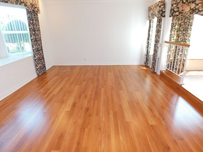 Foto del edificio - Spacious 4 bedroom 2.5 bath two soty house...