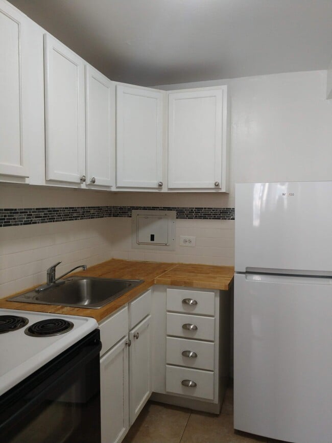 Building Photo - 5817 N Kenmore Ave