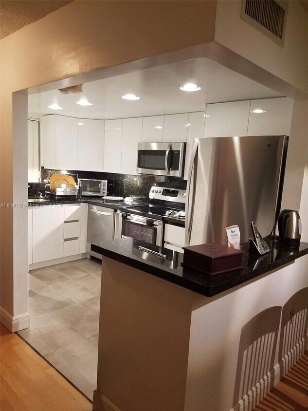 Foto principal - 9371 Fontainebleau Blvd