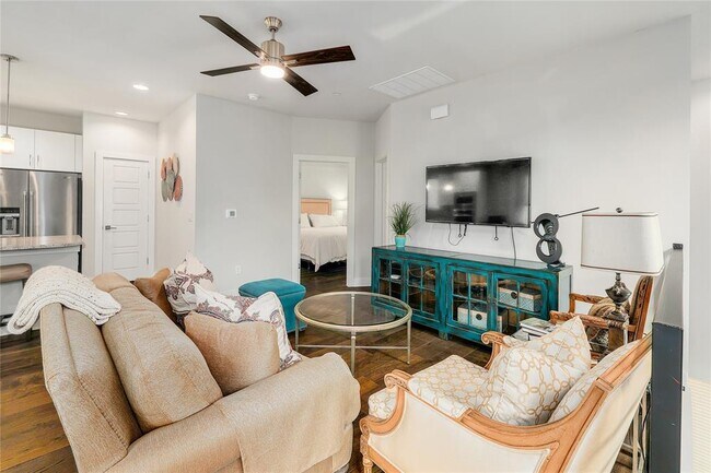 Building Photo - 1205 Elm St