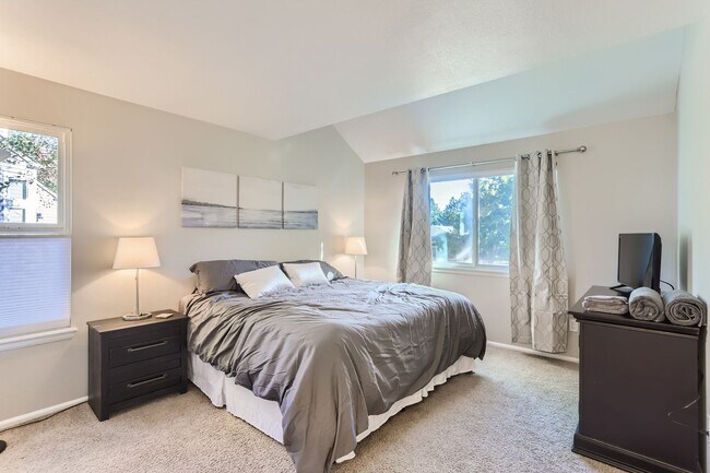 Foto del edificio - Tranquil Cul-de-sac Living: 5-BDR Family Home