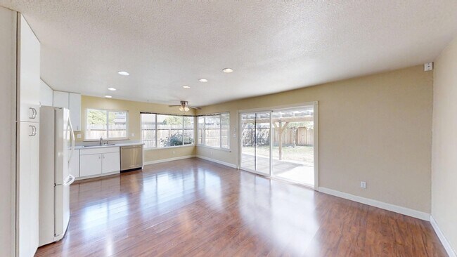 Building Photo - 6556 Mossview Way