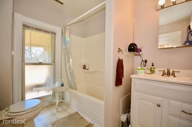 Building Photo - 2 br, 1 bath Duplex - 1218 W Huron St Unit 1