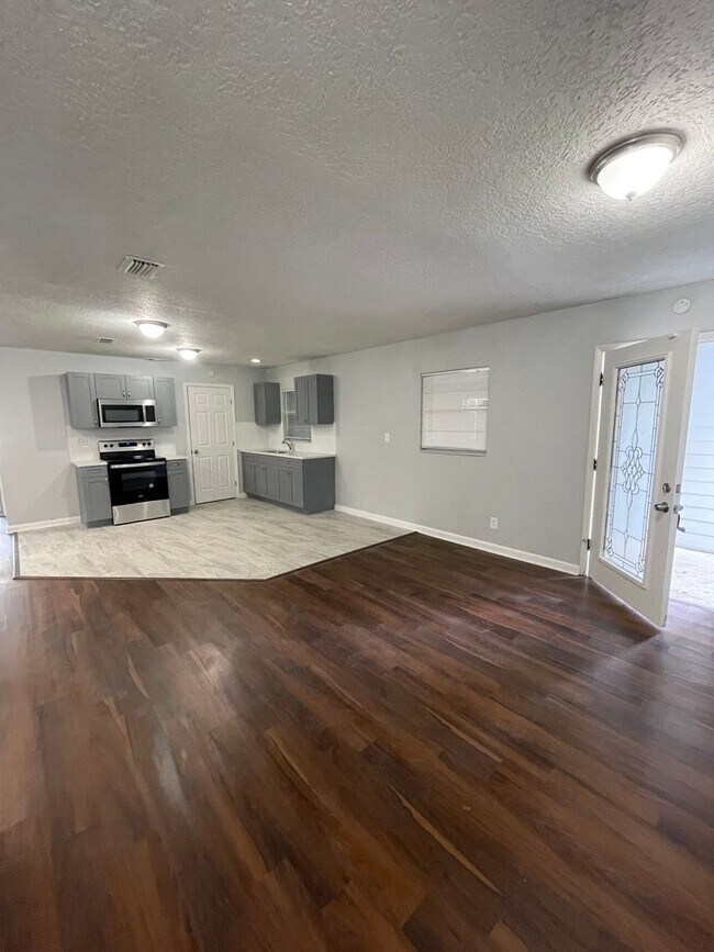 Building Photo - 4/2 Single Family home available now!