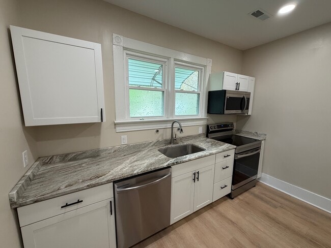 Building Photo - 1326 Morton Ave SE