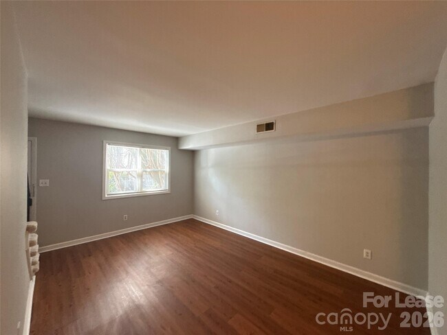 Foto del edificio - 1613 N Sharon Amity Rd