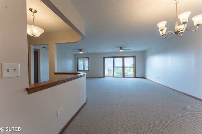 Foto del edificio - 2 br, 2 bath Condo - 5555 N Cumberland Ave...
