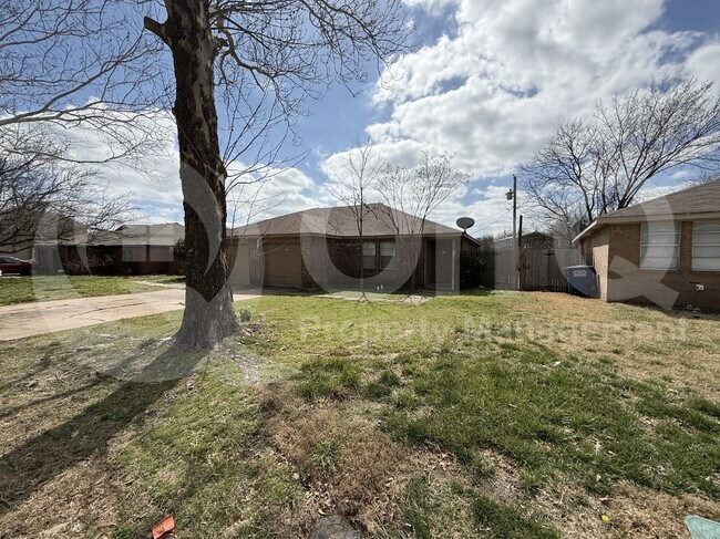 Building Photo - 724 Prairie Creek Dr