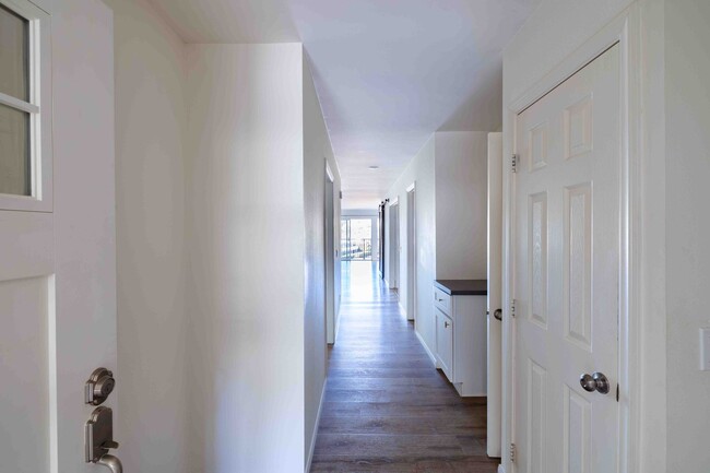 Foto del edificio - 2 BED / 1.5 BATH CONDO AVAILABLE JANUARY 2...