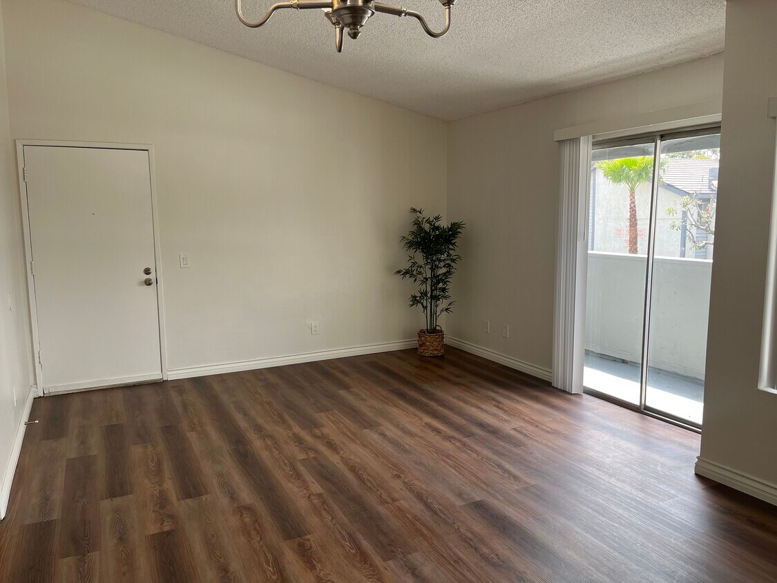 Living Room - 15333 Gundry Ave