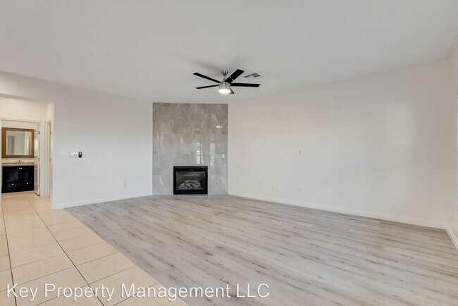 Building Photo - 5 br, 3.5 bath House - 1068 Riddle Glen