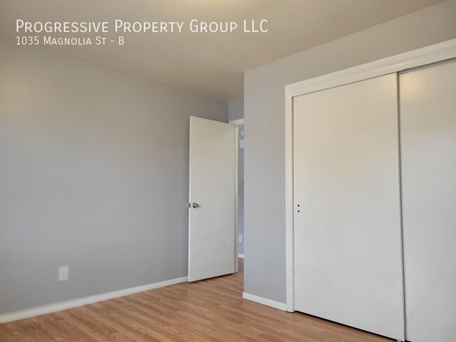 Building Photo - 1/2 OFF FIRST FULL MONTHS RENT! 2-Bed, 1-B...