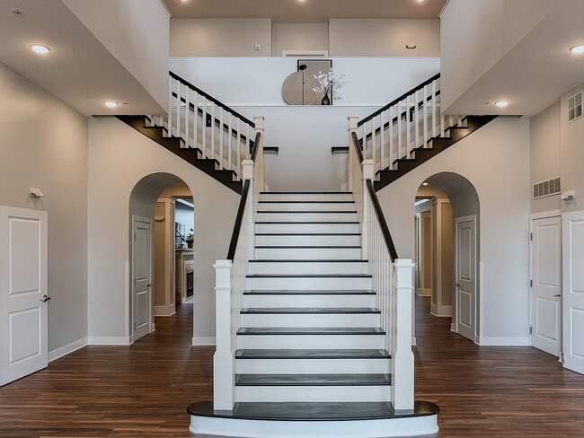 Ingrese al lujo con este elegante vestíbulo, resaltado por un impresionante diseño de escalera. - The Landon at New Albany Park