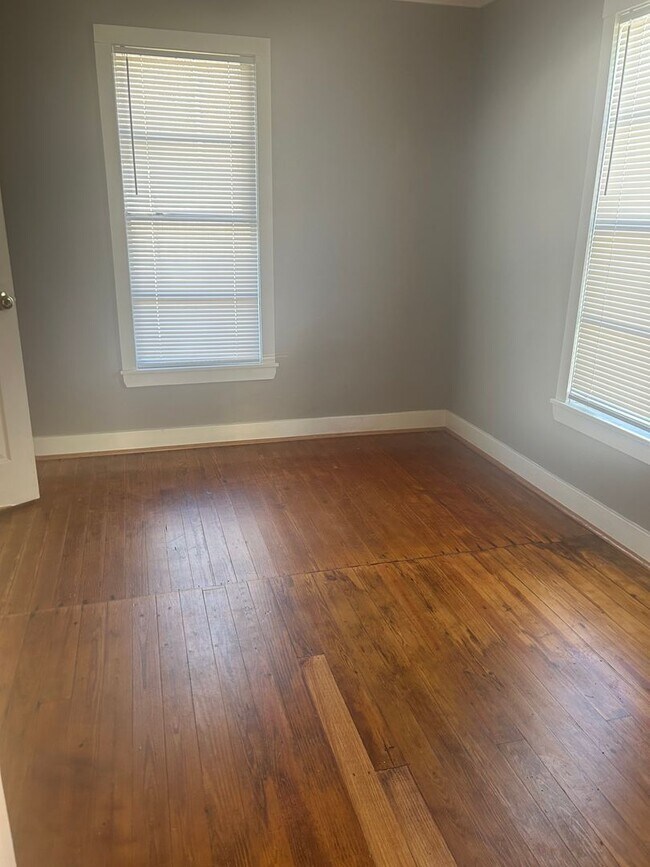 Building Photo - 1009 W 47th St