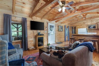 Building Photo - 15039 Pleasant Valley Rd